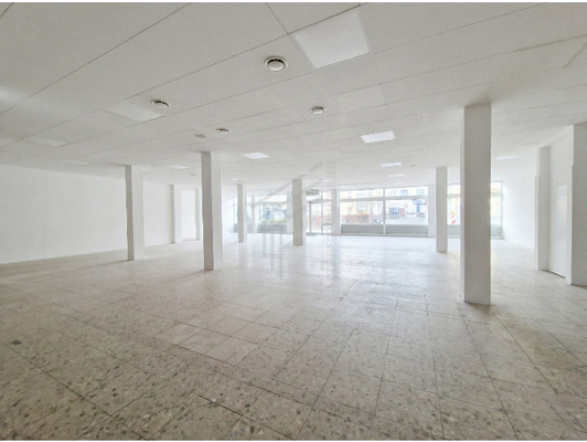 Verkaufsraum mit sicht auf den Marktplatz