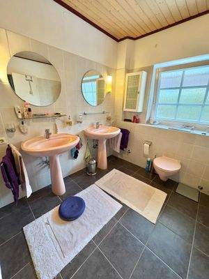 Das Vollbad im Erdgeschoss