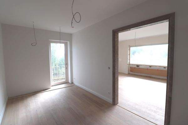 EG Schlafzimmer und Ankleide mit Balkon