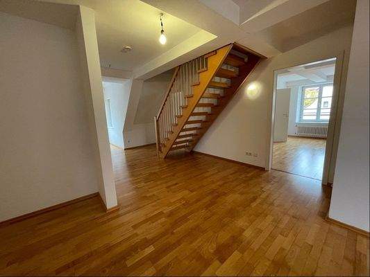 Geräumiger Flur mit Wohnbereich