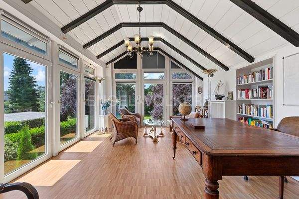 lichtdurchflutetes Zimmer mit Gartenblick