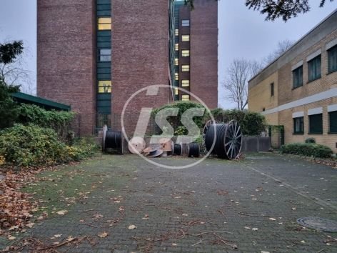 Hof und Parkfläche