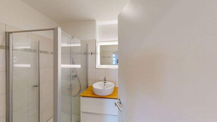 Badezimmer mit Dusche und Wanne