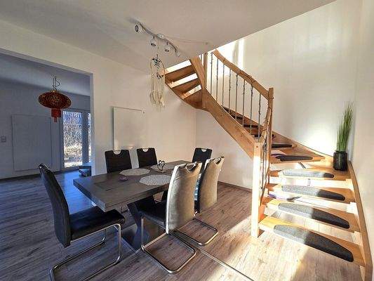 Treppe-Essbereich - Haus links