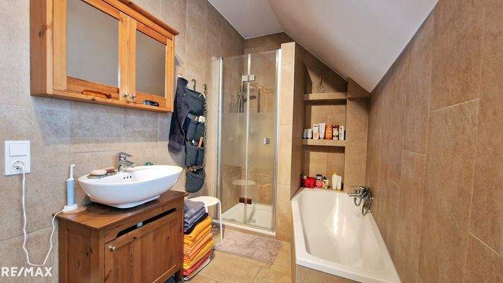 Bad mit Wanne, Dusche und WC