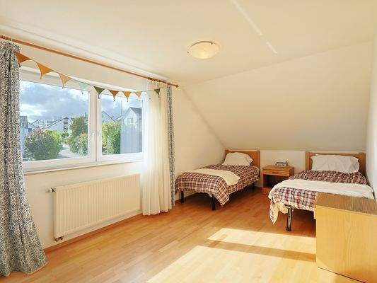 Helles, geräumiges Kinderzimmer im Dachgeschoss