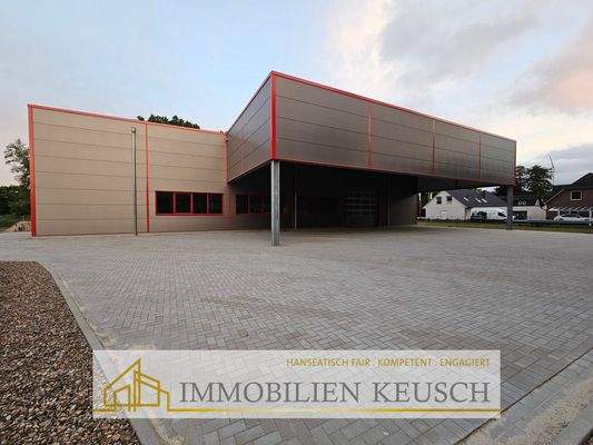 Großer gepflasteter Hof