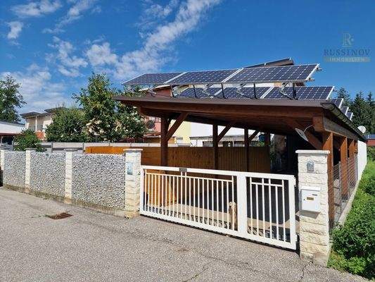 Einfahrt und Carport