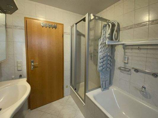 Bad mit Blick zur Dusche