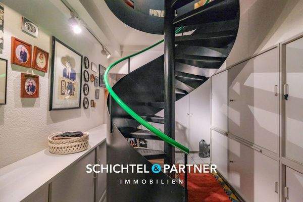 S&P | Flur mit Wendeltreppe