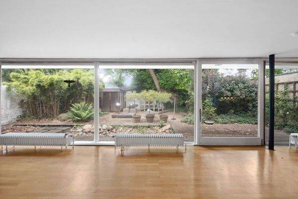 Blick vom Wohnzimmer in den Garten