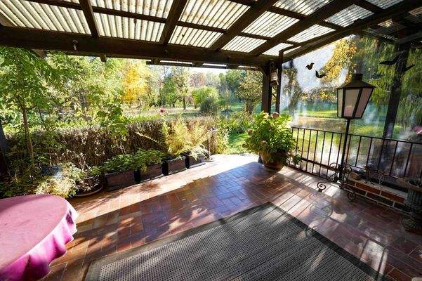 Blick in den Garten mit Terrasse
