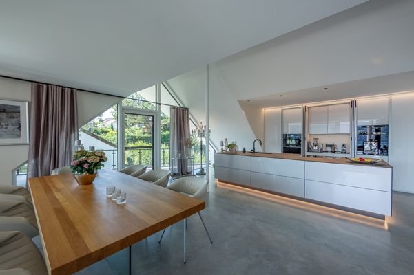 Küchen- und Esszimmer mit Blick auf die Loggia.jp