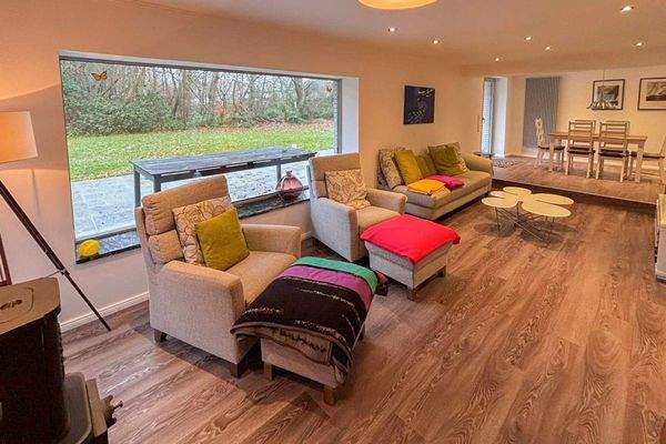 lichtdurchfluteter Wohn- und Essbereich