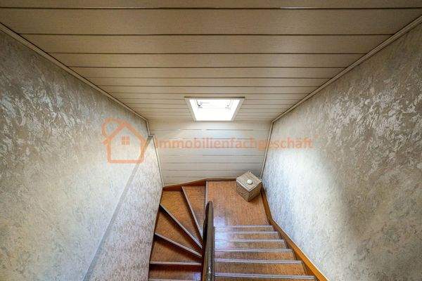 Treppe mit Dachfenster