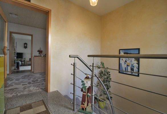 EG Treppenhaus Richtung Flur.JPG