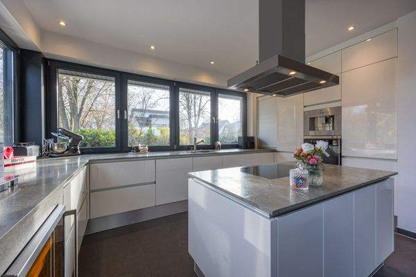 Einbauküche mit Kochinsel