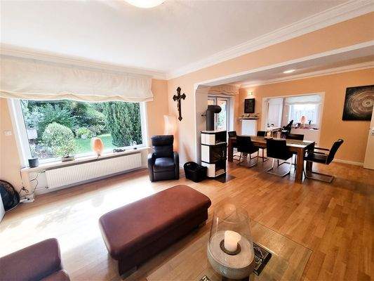 Wohnzi. 1 gr. Fenstern EG