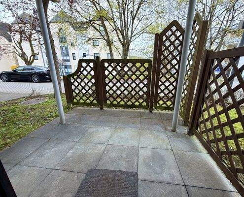 Geschützte Terrasse mit eleganter Rankgitterumrandung