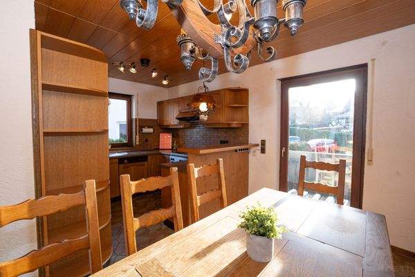 Esszimmer und Küche mit Balkonausgang