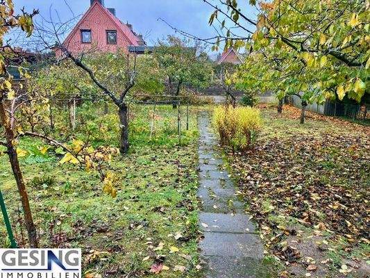 einladender Garten mit alten Baumbestand 