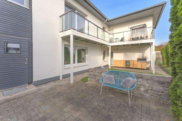 Terrasse mit Blick zur Sommerküche