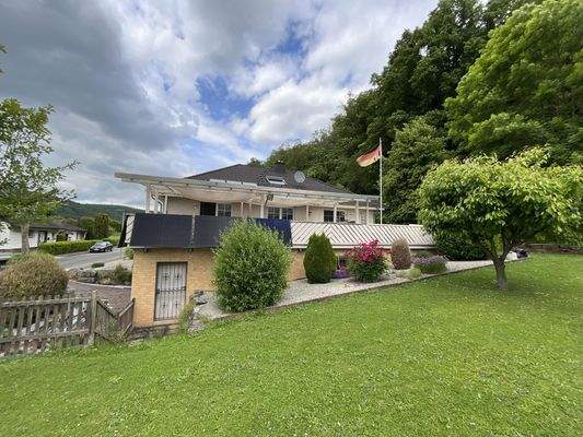 Seitenansicht mit Garagenzugang