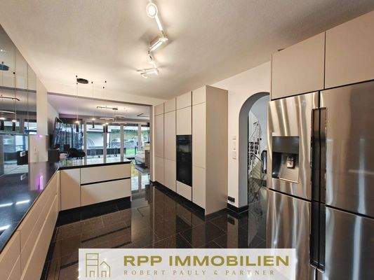 Küche mit Einbauküche