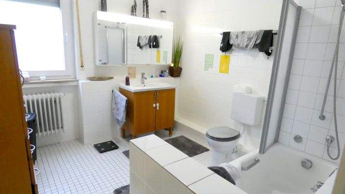 Wannenbad mit Duschvorrichtung im OG