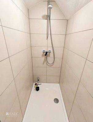 Bad mit Dusche oben