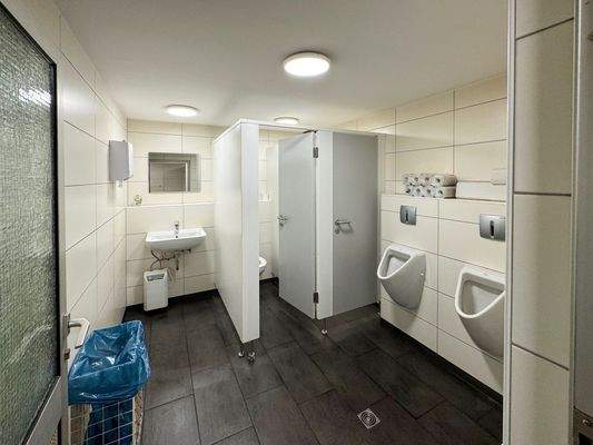 Halle 1 - EG: Herren-WC