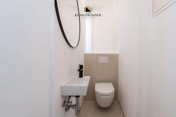 Das separate WC überzeugt mit klarem, modernem Design 