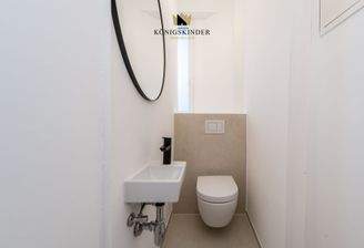 Das separate WC überzeugt mit klarem, modernem Design 