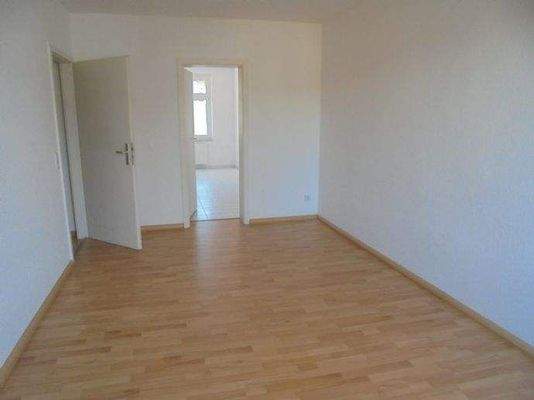 Wohnzimmer mit Zugang Küche