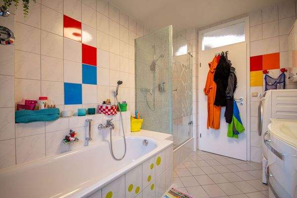 mit Wanne und Dusche