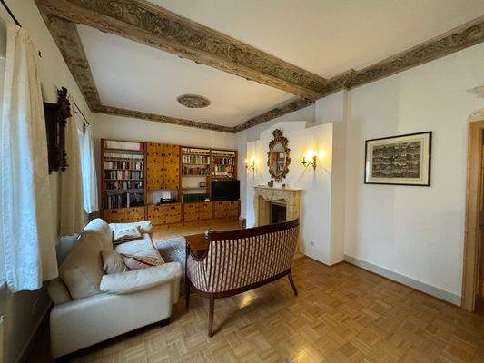 Großer Wohn- und Essbereich mit Parkett und echtem Stuck!