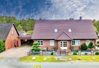 Wohnhaus mit großzügigem Grundstück
