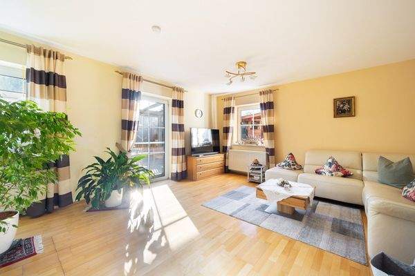 Wohnzimmer mit Zugang in den Wintergarten