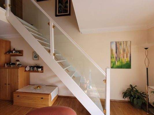 Hier geht's zum DG. Luftige Holztreppe m. Glasblende.jpg