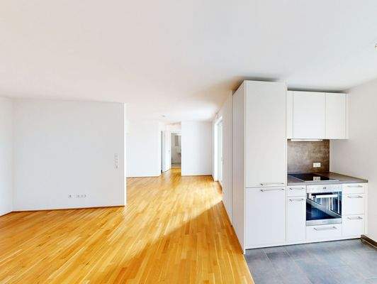 Helles Wohnzimmer mit offener Küche