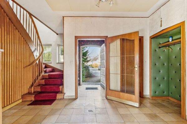 Blick durch die Diele auf die Eingangstür