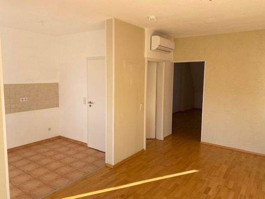 Küche mit Zugang zum Flur und Durchgang zum Esszim