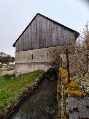 Scheune über dem Bach.jpg