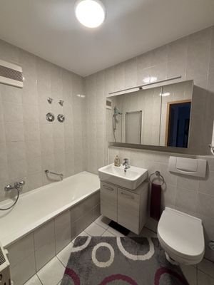 Bad-WC mit Wanne