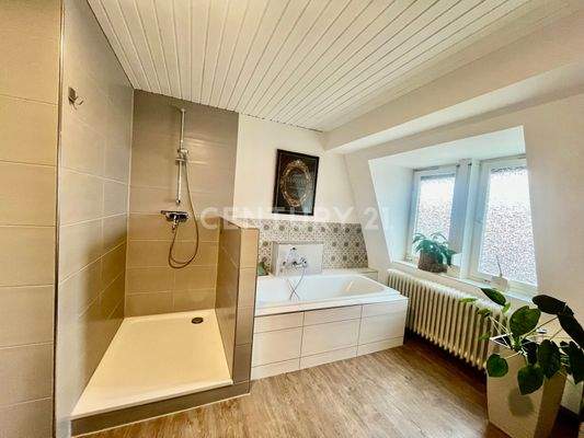 Begehbare Dusche und Wanne