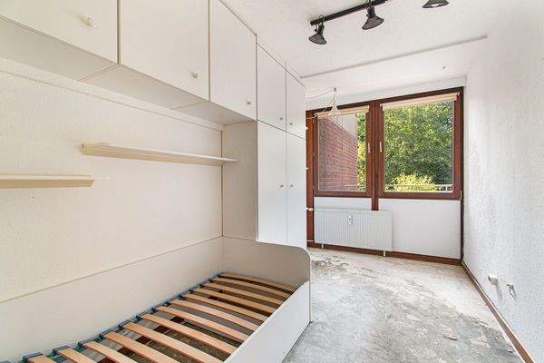 Zimmer mit praktischen Einbauschränken