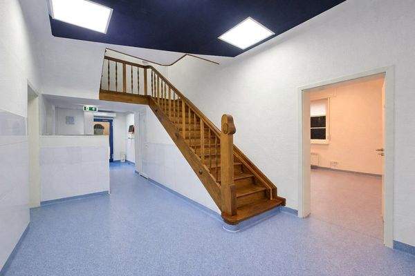 Empfangsbereich mit Treppe zu den Sozialräumen und Dienstappartements