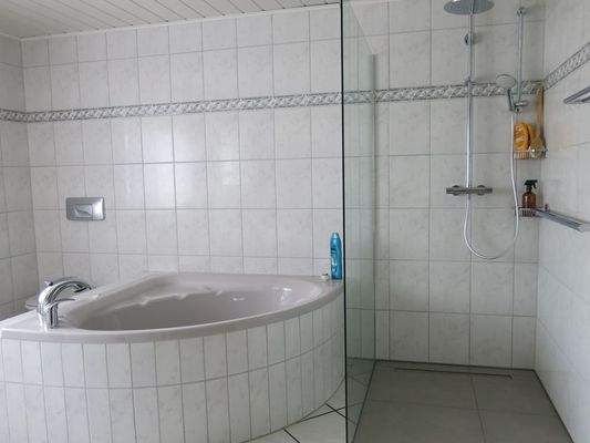 Ihr helles Bad mit ebenerdiger Dusche