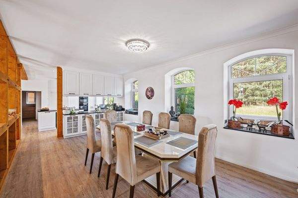 Essbereich mit Blick in die Küche und den Wohnbereich