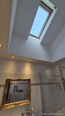 Dachflächenfenster im Badezimmer (elektrisch zu öffnen)